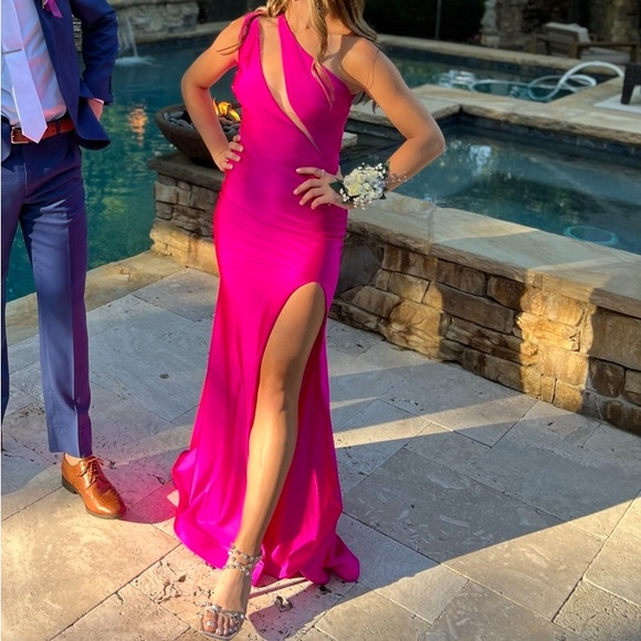 Selling Prom dress Size 4 but fits like a small and worn once! - Picture 2 of 3